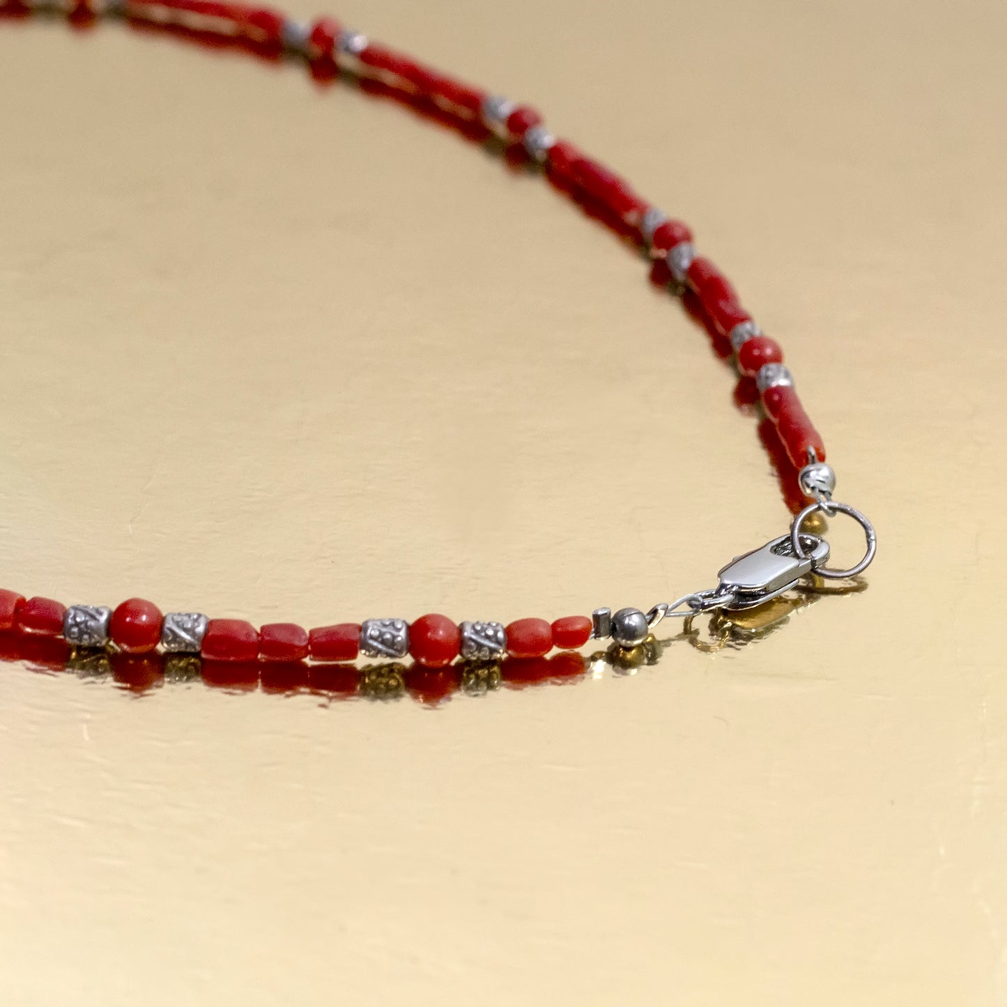 Short thin coral necklace