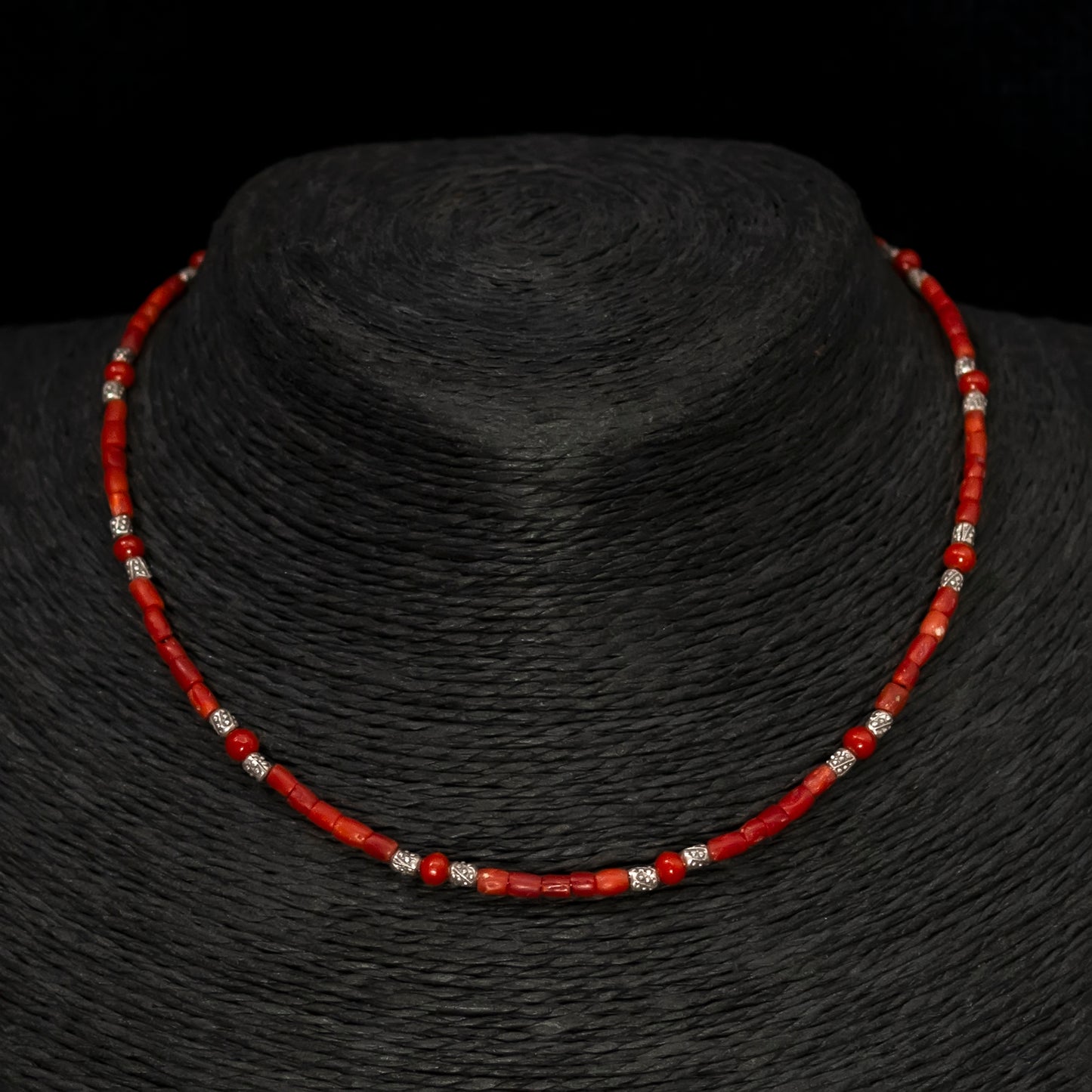 Short thin coral necklace