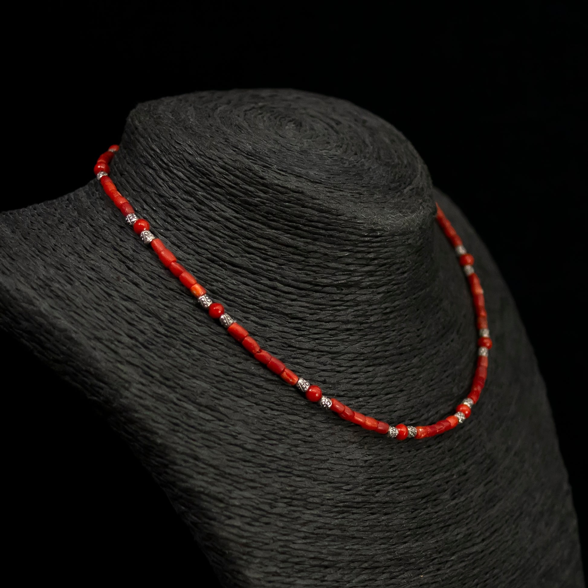 Short and thin coral necklace