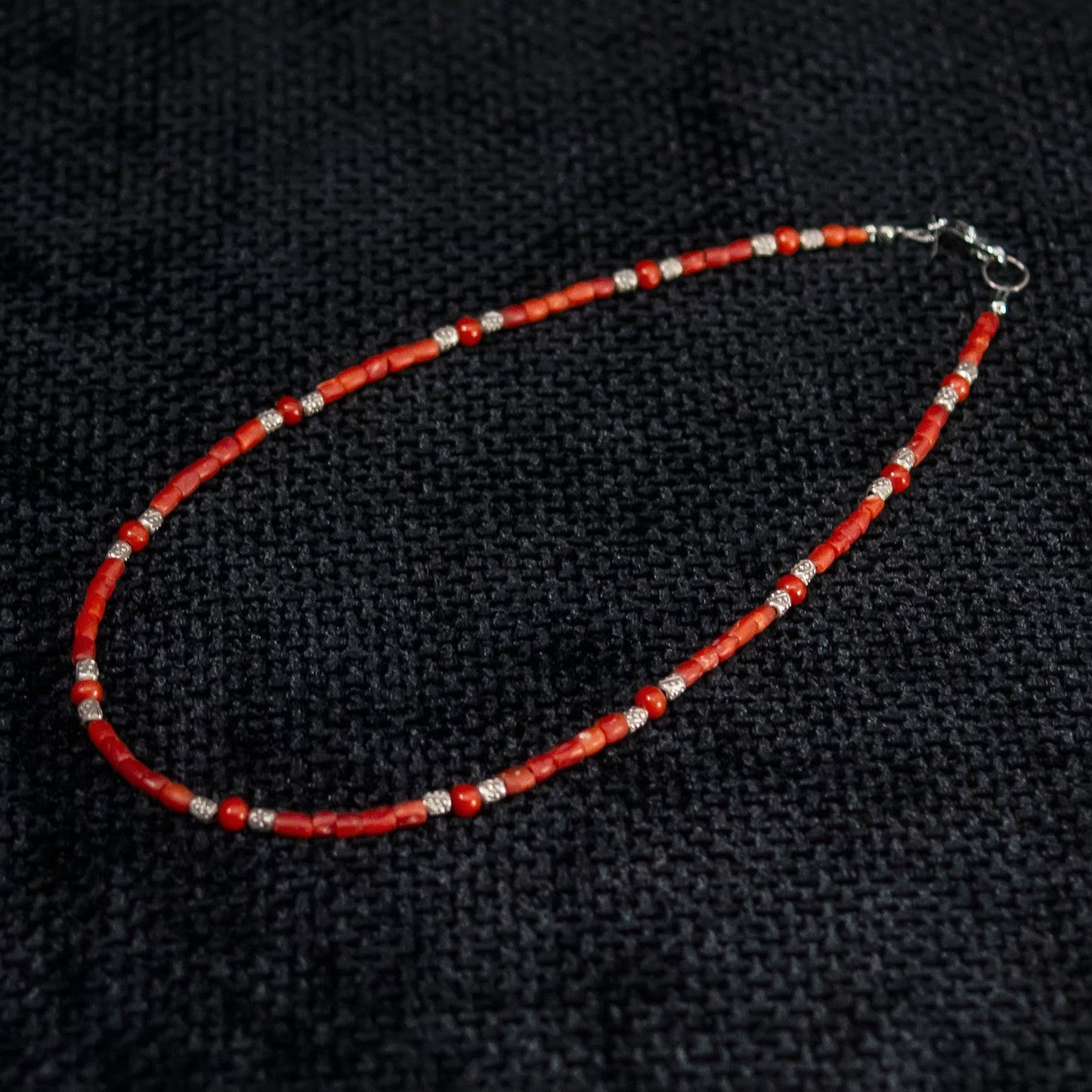 Short and thin coral necklace